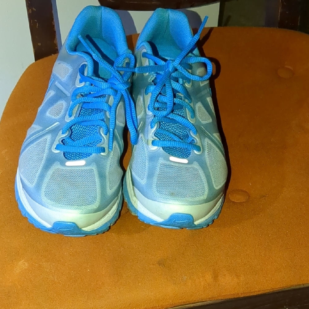 Blue Athletic Running Shoes with Breathable Mesh and Lightweight Design